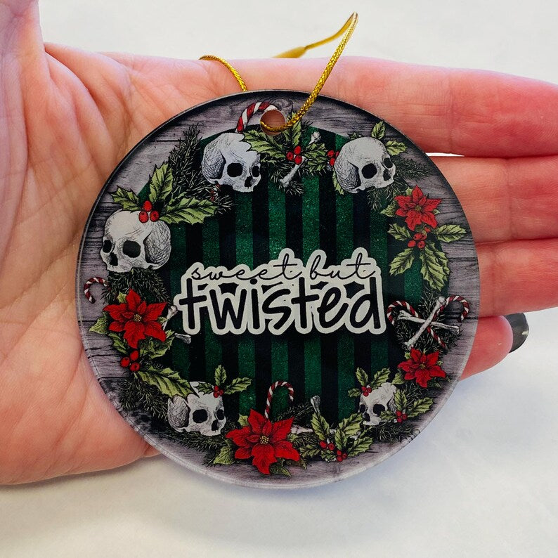 “Sweet but Twisted” Skull Wreath Ornament – A Darkly Festive Charm